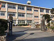 小学校「鈴鹿市立加佐登小学校まで1338m」