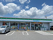 コンビニ「ファミリーマート鈴鹿寺家店まで302m」