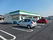 コンビニ「ファミリーマートまで500m」
