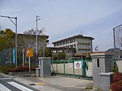 小学校「鈴鹿市立箕田小学校まで1065m」