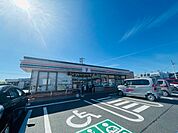コンビニ「セブンイレブン鈴鹿岡田1丁目店まで572m」