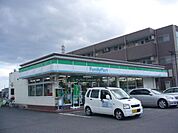 コンビニ「ファミリーマートまで180m」