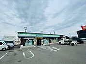 コンビニ「ファミリーマート鈴鹿三日市店まで757m」