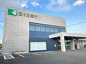 銀行「三十三銀行鈴鹿中央支店まで756m」