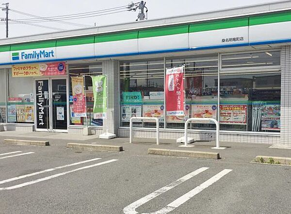 画像18:コンビニ「ファミリーマート桑名明竜町店まで737m」