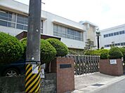 小学校「桑名市立益世小学校まで503m」