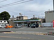 コンビニ「ファミリーマート桑名市民会館前店まで1016m」