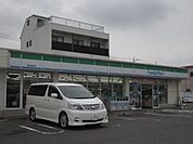 コンビニ「ファミリーマートまで910m」