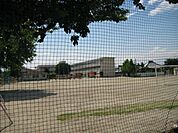 小学校「桑名市立日進小学校まで496m」