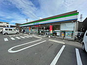 コンビニ「ファミリーマート桑名駅西店まで831m」