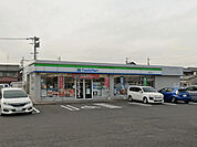 コンビニ「ファミリーマート桑名明竜町店まで858m」