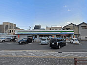 コンビニ「ファミリーマート桑名参宮通店まで385m」