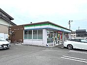 コンビニ「ファミリーマート東員町中上店まで904m」