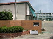 小学校「桑名市立城南小学校まで408m」