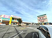 スーパー「ヨシヅヤ員弁店まで825m」