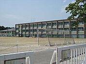 中学校「桑名市立陵成中学校まで880m」