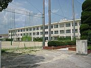 小学校「桑名市立大山田西小学校まで497m」
