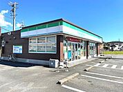コンビニ「ファミリーマート北勢麻生田店まで587m」
