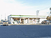 コンビニ「ファミリーマート桑名ニュータウン店まで519m」