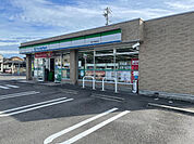 コンビニ「ファミリーマート桑名市桑部店まで587m」