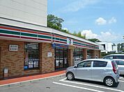 コンビニ「セブンイレブンまで1100m」
