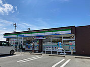 コンビニ「ファミリーマート伊勢竹ケ鼻町店まで1064m」