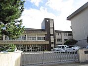 中学校「伊勢市立港中学校まで415m」