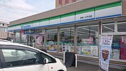 コンビニ「ファミリーマート伊勢河崎店まで143m」