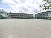 小学校「伊勢市立修道小学校まで1344m」