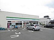 コンビニ「ファミリーマートわたらい大野木店まで1110m」