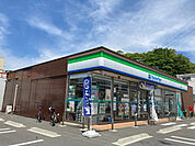 コンビニ「ファミリーマート伊勢河崎店まで527m」