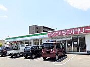 コンビニ「ファミリーマート亀山羽若店まで1321m」