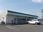 コンビニ「ファミリーマートまで590m」