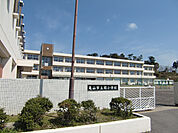 小学校「亀山市立関小学校まで950m」