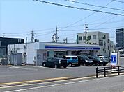 コンビニ「ローソン亀山東御幸店まで458m」