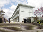 小学校「亀山市立井田川小学校まで1604m」