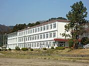 中学校「亀山市立関中学校まで965m」