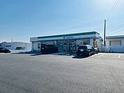 コンビニ「ファミリーマート亀山栄町店まで884m」