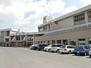 中学校「亀山市立中部中学校まで2713m」