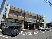 銀行「三十三銀行亀山中央支店まで3431m」