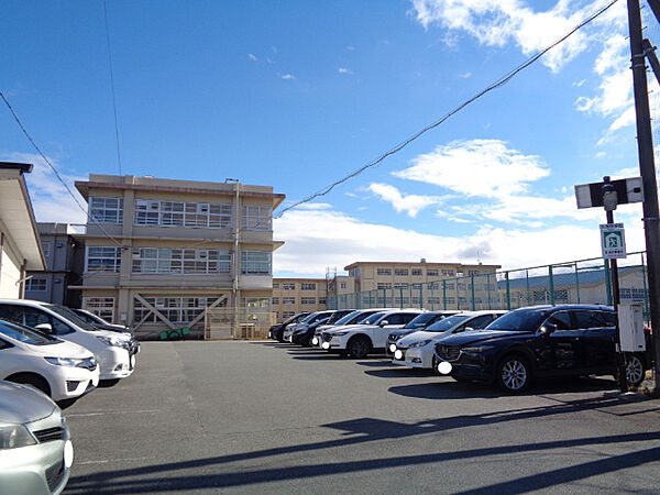 画像26:中学校「松阪市立久保中学校まで2203m」