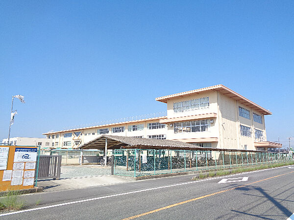 画像18:中学校「松阪市立三雲中学校まで3152m」