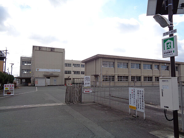 画像15:小学校「松阪市立花岡小学校まで737m」