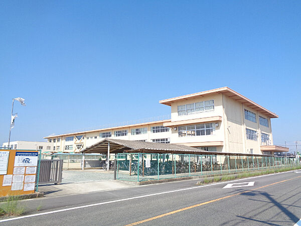 画像18:中学校「松阪市立三雲中学校まで3323m」