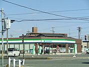 コンビニ「ファミリーマートまで910m」