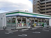 コンビニ「ファミリーマートまで110m」