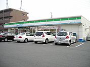コンビニ「ファミリーマートまで1300m」