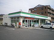 コンビニ「ファミリーマートまで370m」