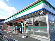 コンビニ「ファミリーマートまで560m」