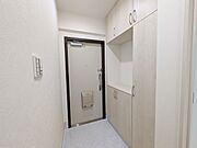 生まれ変わった明るい印象の玄関スペースです